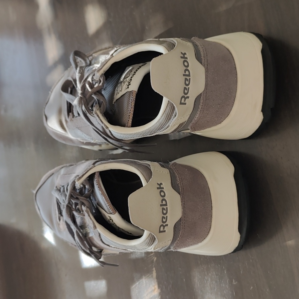 Reebok Gray and White Sneakers with Retro Design - Picture 2 of 4